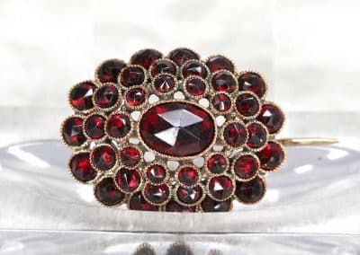 Broschen – moderne Formen, Farbsteine & klassische Granatdesigns