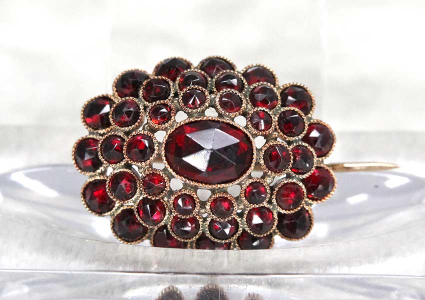 Broschen – moderne Formen, Farbsteine & klassische Granatdesigns